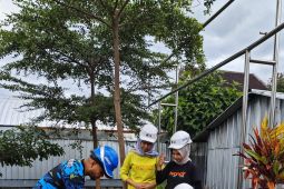 Daop 7 tanam pohon di Depo Kereta Blitar untuk jaga lingkungan