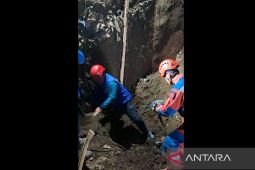 Dua orang tertimbun longsor di Cimahi