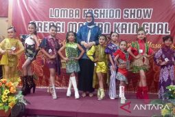 Noni Hidayat Arsani apresiasi fashion show kreasi modern kain cual