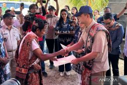 Mentrans serahkan 400 SHM kepada 200 transmigran di  Sumba Timur