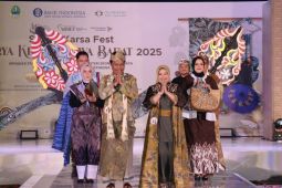 Pemkot Cirebon mengenalkan produk "ecoprint" daun jati di KKJ 2025