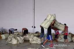 Pemkab Bangkalan berikan bantuan petani dan buruh pabrik tembakau