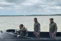 TNI AL  evakuasi ABK kapal sembako yang tenggelam di Perairan Tanjung Aru
