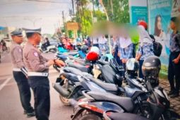 Polres Bone mengedukasi siswa pada Operasi Patuh 2025