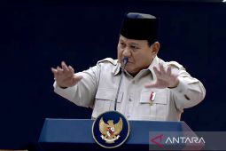 Presiden Prabowo berikan hadiah berupa tiga pantun untuk Kaesang saat Kongres PSI