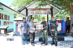 Kapolda NTT beri tali asih kepada prajurit TNI di perbatasan RI-RDTL