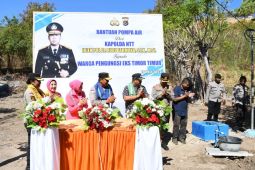 Kapolda serahkan satu pompa air kepada warga eks pengungsi Timor Timur