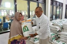 Bulog Kediri salurkan bantuan pangan beras ke warga