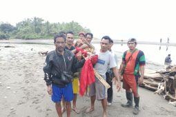 Aparat Polres Bursel bersama warga evakuasi jasad korban diterkam buaya