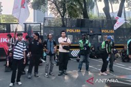 Polisi menutup Jalan Medan Merdeka Selatan arah Gambir karena demo ojol