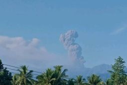 Gunung Dukono di Halut semburkan abu vulkanik setinggi 1.200 meter
