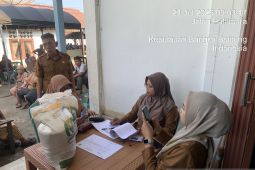 Ribuan warga kurang mampu di Belitung terima bantuan beras