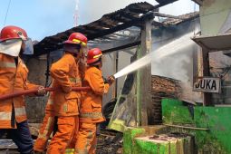 Pacitan kerahkan tiga unit mobil damkar padamkan kebakaran IKM kerupuk
