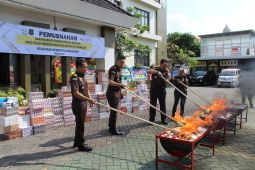 Kejari Tulungagung musnahkan 298.452 batang rokok ilegal