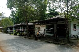 Dispar Belitung tertibkan bangunan dan kios di pantai Tanjungpendam