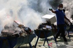 FOTO - Musnahkan rokok impor ilegal di Aceh