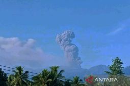 Gunung Dukono semburkan abu vulkanik setinggi 3.000 meter