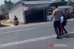 Kapolres Bangka Selatan mendadak turun dari mobil dinas bantu anak SD seberangi jalan