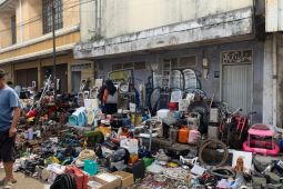 Pasar Loak Astana Anyar Bandung "surga" bagi para penggemar barang vintage