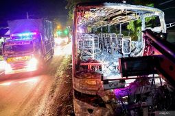 Bus terbakar akibat kecelakaan di Nganjuk