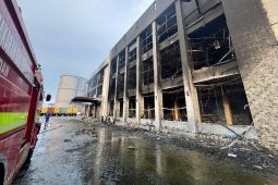 Damkarmat kerahkan 12 armada  padamkan pabrik minyak makan terbakar