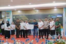 Pemkab Sekadau serahkan bantuan perlindungan sosial bagi pekerja perkebunan sawit