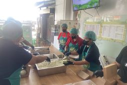 Komunitas pariwisata bagikan surplus makanan ke warga TPA Suwung