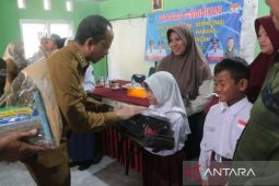 Pemkab Bangka Tengah salurkan bantuan perlengkapan sekolah untuk 35 pelajar