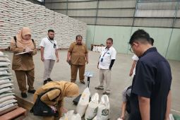 Wali KotaTangerang tugasi kadis pantau distribusi bahan pokok di pasar