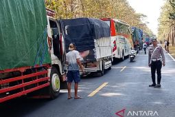 Jalur pantura kawasan TN Baluran Situbondo macet total