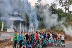 Forkopimcam Panyabungan Timur bersama Kades gotong royong bersihkan pertapakan pos Babinsa