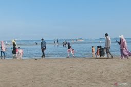 Pengunjung wisata pantai Penajam  diminta waspadai gelombang tinggi