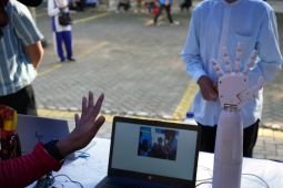 FT Unej pamerkan robot Eksoskeleton Terapi Stroke di Capstone Desain