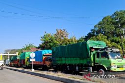 Antrean kendaraan juga terjadi di penyeberangan Situbondo-Lombok