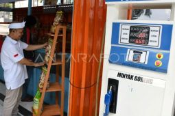 Pom minyak goreng curah di Koperasi Kelurahan Merah Putih Bogor