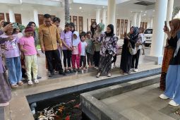 Gubernur Andra Soni kenalkan anak-anak sejarah Gedung Negara Banten