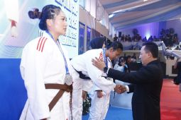 Atlet judo Polri Brigadir Shifa Fauzia merasa bangga dikalungi medali oleh Kapolri