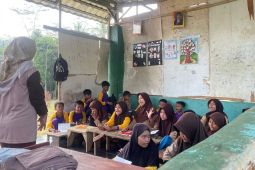 Sekolah rusak berat, siswa MI di pelosok Lebak belajar di gubuk