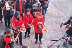 PDIP tabur bunga di kantor DPP peringati 29 tahun Kudatuli