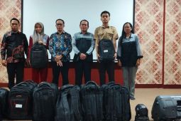 Pemprov Sulbar bantu seragam sekolah siswa kurang mampu