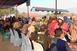 Ratusan warga Karangrahayu Bekasi mengakses program layanan publik Botram