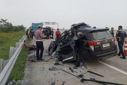Truk berhenti di bahu jalan tol, dua orang tewas akibat tabrakan