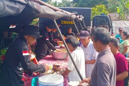 Satbrimob Polda Sulteng dirikan dapur lapangan untuk warga terdampak gempa Poso