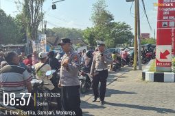 Polres Jember siagakan personel di SPBU saat antrean panjang