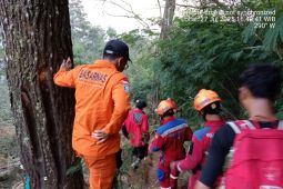 SAR Bandung evakuasi dua pendaki terjatuh dari Puncak Mega Gunung Puntang