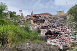 Pemkot Serang dan BBWSC3 angkut 16 kubik sampah dari Sungai Cibanten