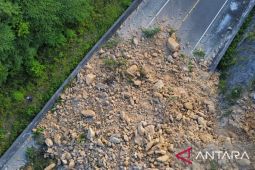 Material longsor tutupi Gorontalo Outer Ring Road di Tibawa