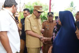 Bupati Langkat salurkan 139,58 ton beras dan 180 seragam sekolah di Secanggang