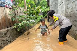 Polwan bantu evakuasi warga terdampak banjir di Wonosobo, Tanggamus