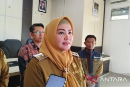 Wabup Debby Serahkan bantuan seragam sekolah gratis